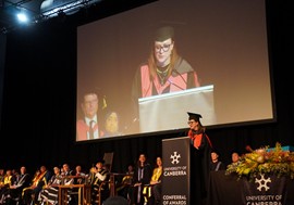 图片4堪培拉大学教师代表和毕业生代表发言.jpg
