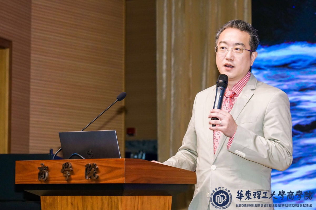 图片说明：殷雪林发表主题演讲.jpg